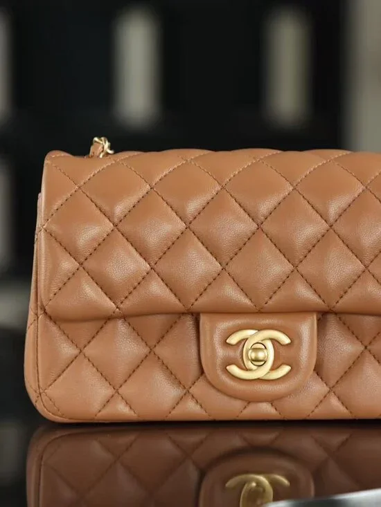 Classic CHANEL Bag: A Stylish and Versatile Choice for Elegance - Picture 5 of 7